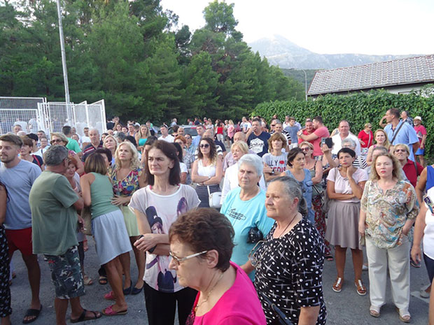 Новљани стали у одбрану болнице
